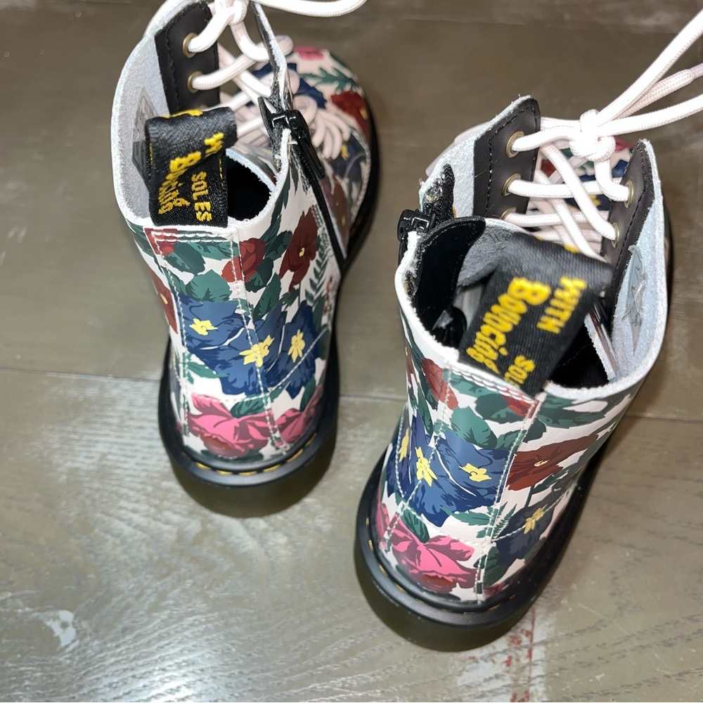 Dr. Martens Beige Floral Combat Style Full Lace Up Boot Ladies 6 NWOB Zip - Picture 5 of 6